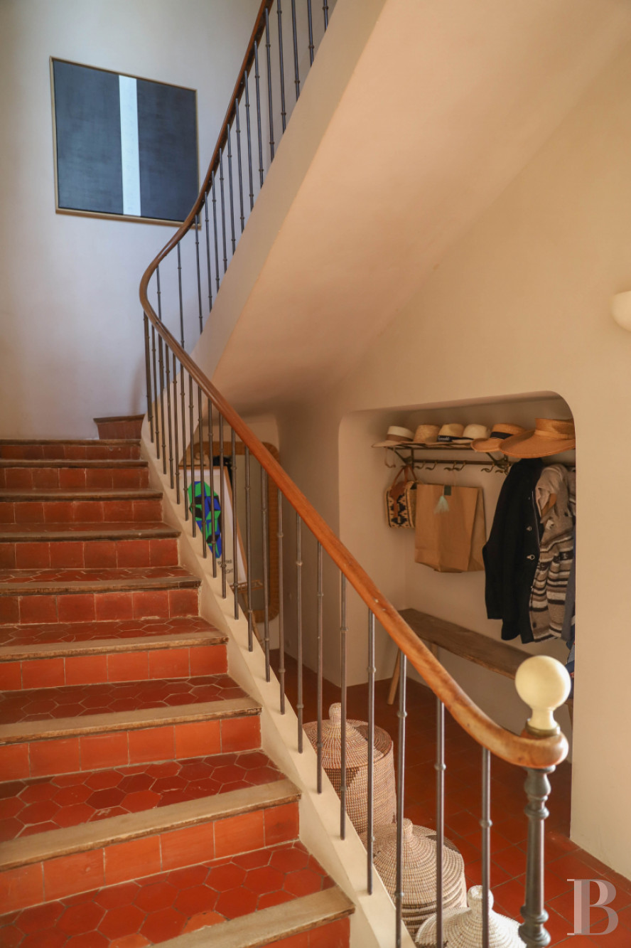 Dans les Alpes-de-Haute-Provence, au sud de Forcalquier, une maison de village traditionnelle et audacieuse - photo  n°24